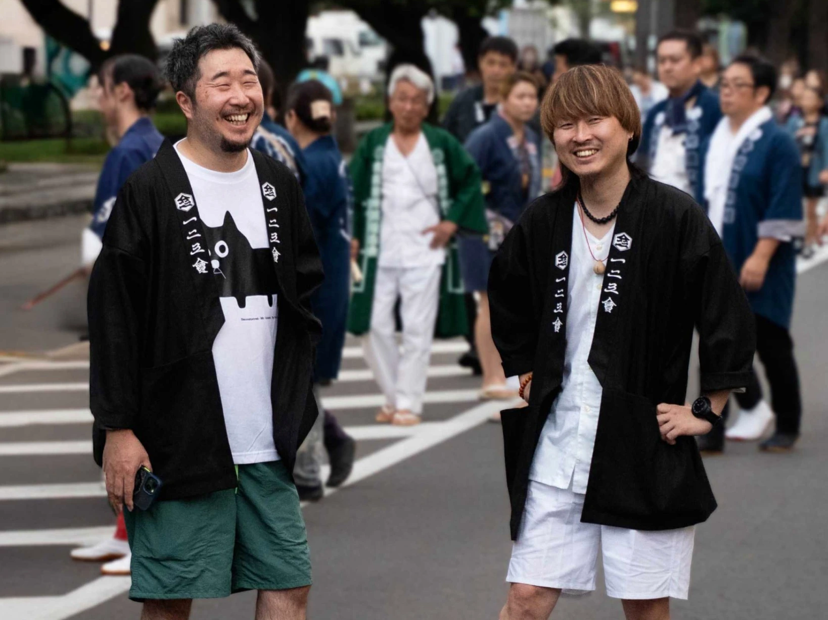 一二三會の共同代表が祭りの場に立つ様子